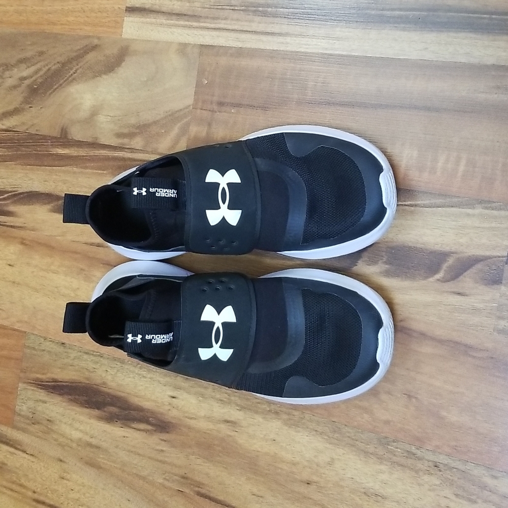 Size 8 Under Armour no laces shoes